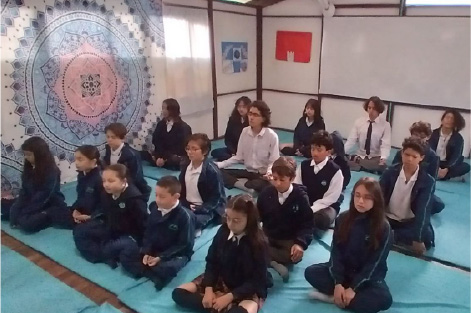 Colegio humanista. De Preescolar a bachillerato grado 11. ICFES muy superior. Calendario A. Intercultural English Program. Sede campestre en Chía.