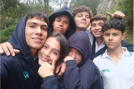 Colegio humanista. De Preescolar a bachillerato grado 11. ICFES muy superior. Calendario A. Intercultural English Program. Sede campestre en Chía.