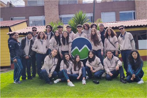 Colegio humanista. De Preescolar a bachillerato grado 11. ICFES muy superior. Calendario A. Intercultural English Program. Sede campestre en Chía.